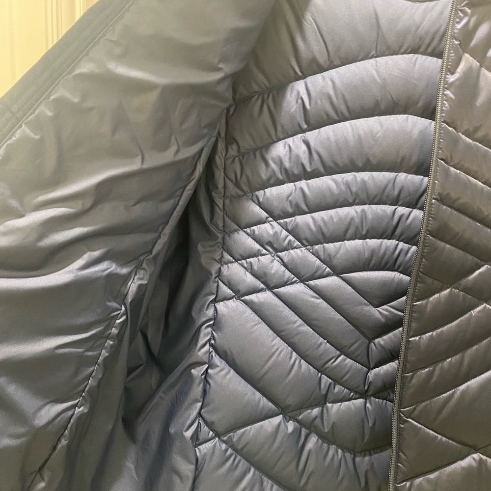 The North Face Women's Puffer Jacket w/hood - Deep Blue (Beautiful Design). - Picture 9 of 12